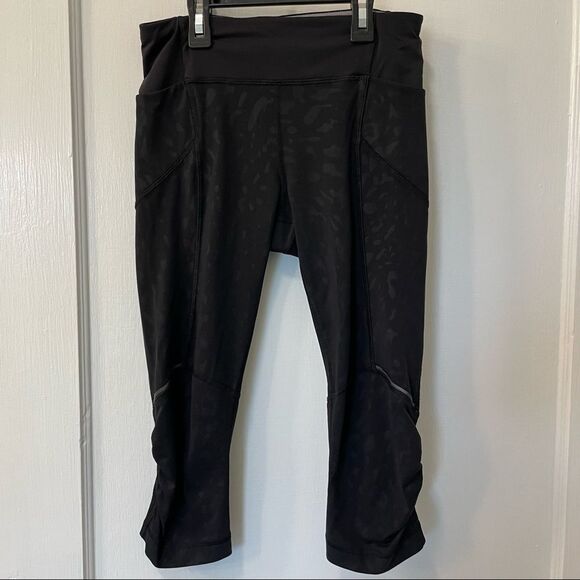 Lululemon Stash It Crop Animal Swirl Embossed Black - Picture 5 of 12
